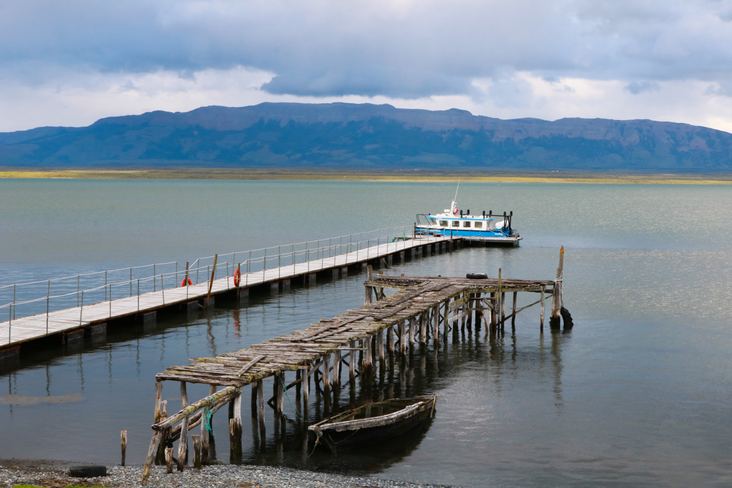Lancha y muelle para navegación